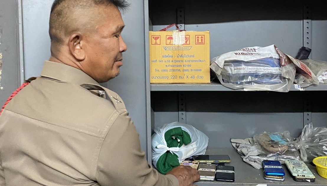 ภาพ การตรวจสอบของกลางในห้องเก็บของกลาง